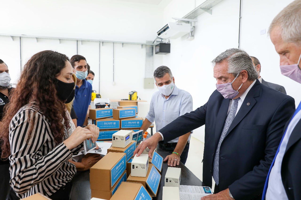 Los medidores fabricados en la  UnaHur permiten reducir los riesgos de contagio de Covid en lugares cerrados. 