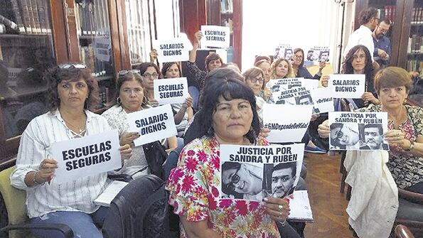 Los docentes recordaron a los maestros fallecidos el año pasado a raíz de un escape de gas en una escuela.