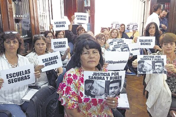 Los docentes recordaron a los maestros fallecidos el año pasado a raíz de un escape de gas en una escuela.