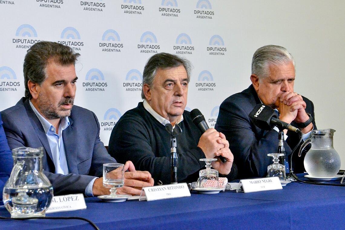 En conferencia de prensa, agitaron la idea de que el fiscal Luciani podría ser victima de un asesinato y presentaron un juicio político para destuir al presidente.