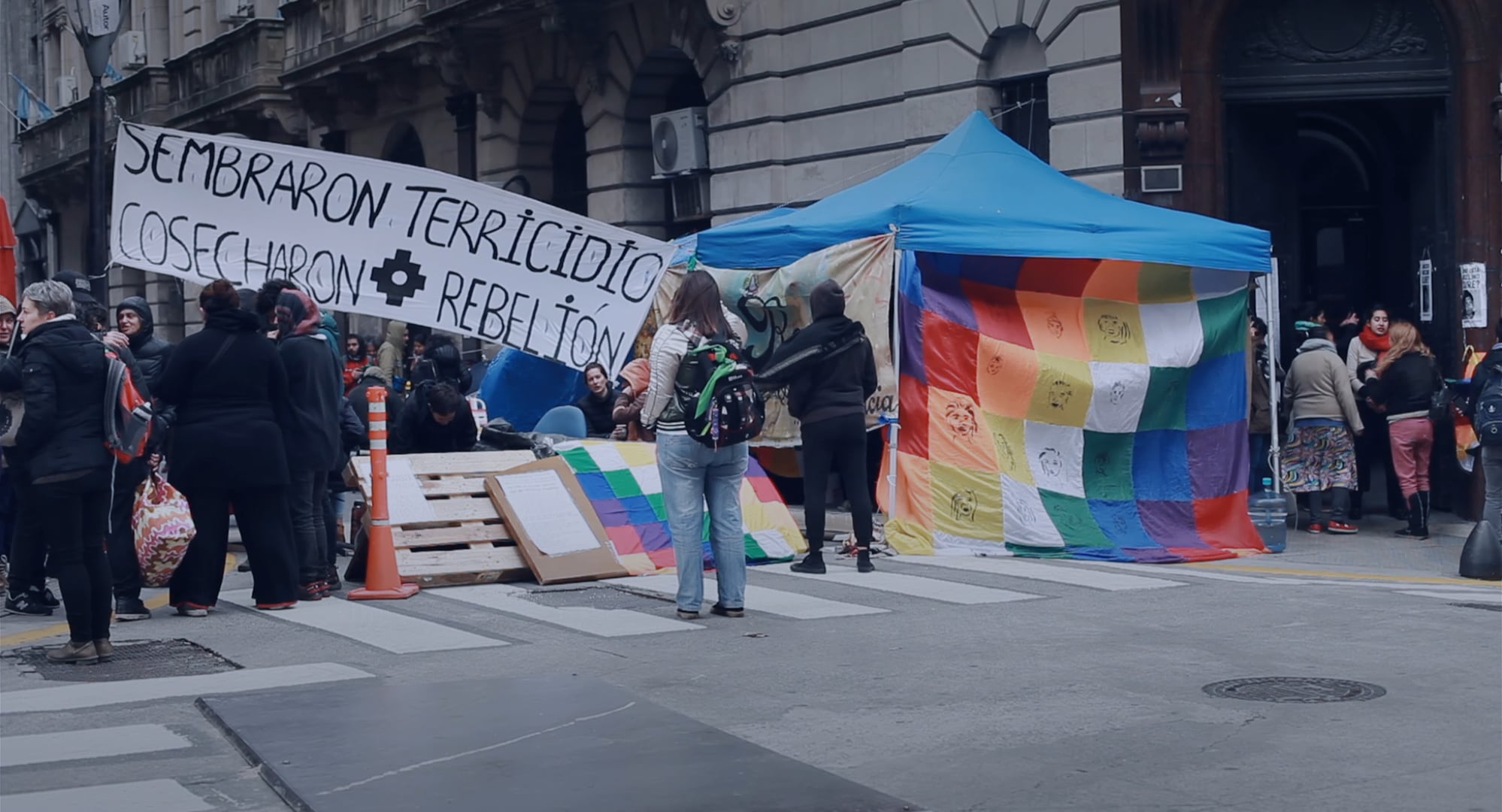 23 mujeres de diferentes naciones indígenas ubicadas en lo que hoy se denomina Argentina ocuparon pacíficamente el Ministerio del Interior de la Nación durante 11 días reclamando el cese de la muerte en sus territorios.
