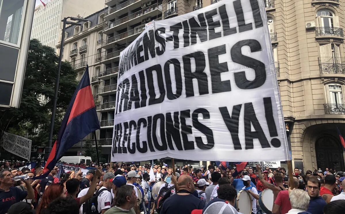 Hinchas de San Lorenzo en la esquina del Ministerio de Turismo