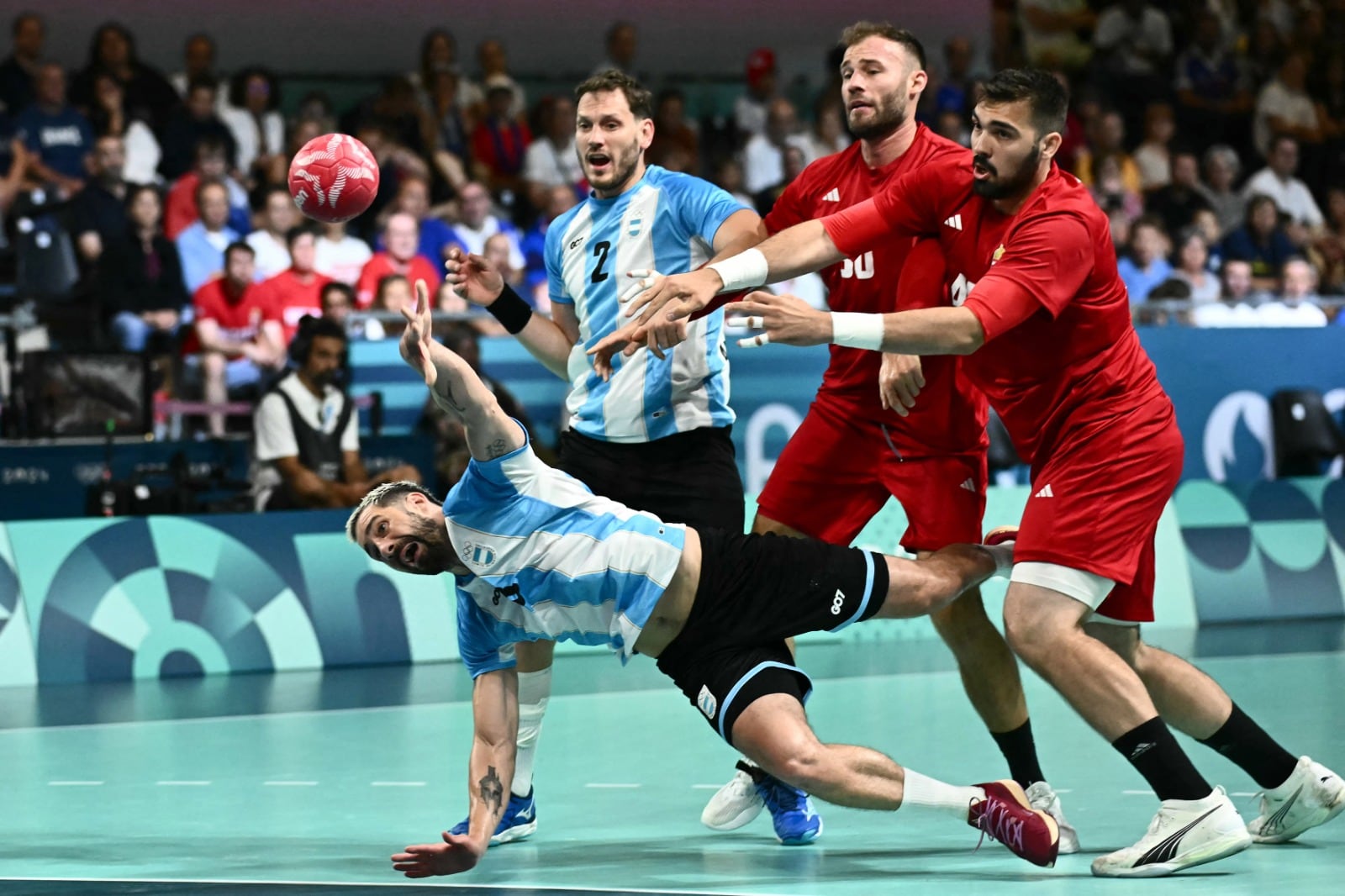 Fede Pizarro supera la defensa de Hungría cuando todavía había ilusión