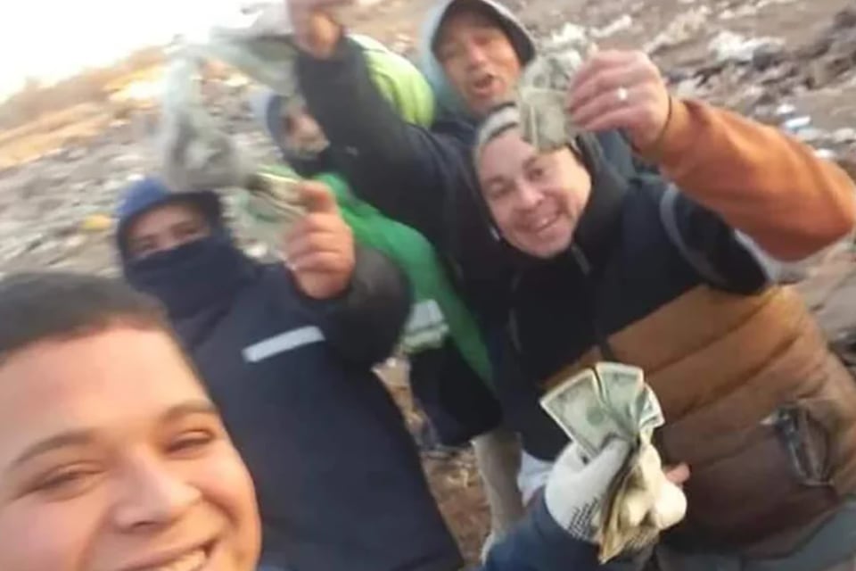 Tesoro escondido. Una de las fotos que circularon en redes sociales de los trabajadores que encontraron varios miles de dólares en un basural de Las Parejas.