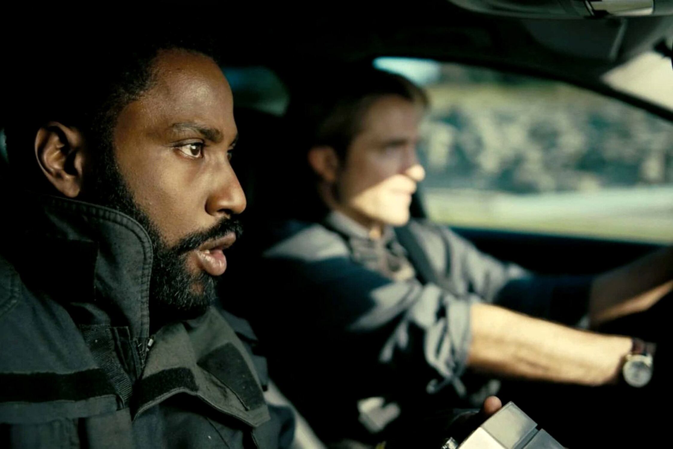 John David Washington y Robert Pattinson, a toda velocidad por el túnel del tiempo. 