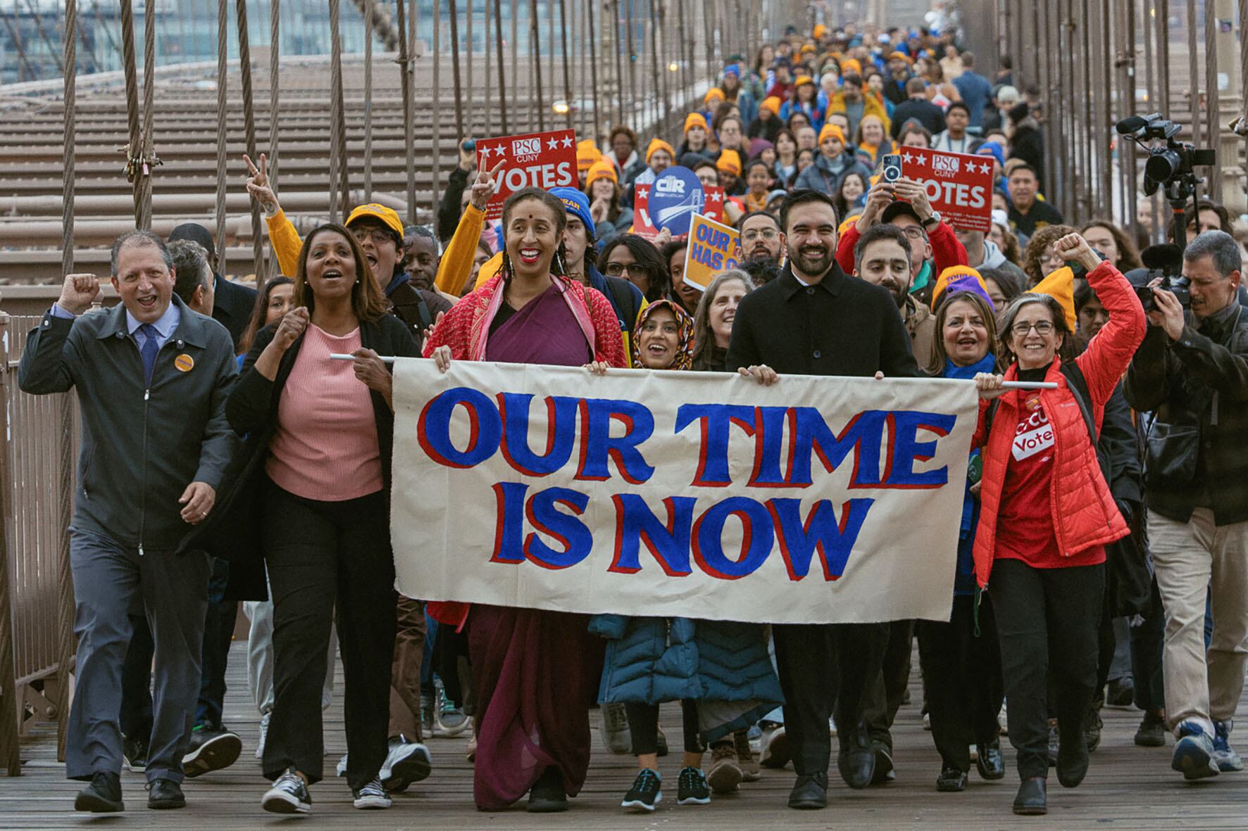 Mamdani y sus seguidores cruzaron el puente de Brooklyn portando una pancarta con la leyenda "Nuestro momento es ahora"