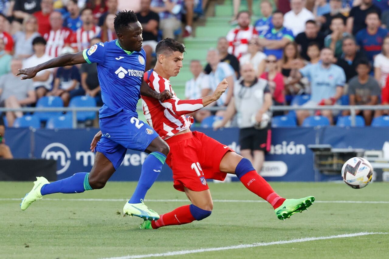 Morata marca el primero del partido ante la marca del togolés Djené Dakonam