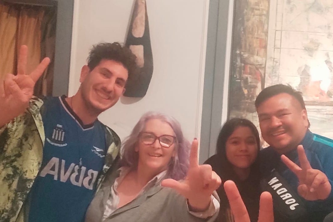 Ximena de Tezanos Pinto, "La vecina de Cristina", entre Jeremías Antelo y Agustín Lohaiza.
