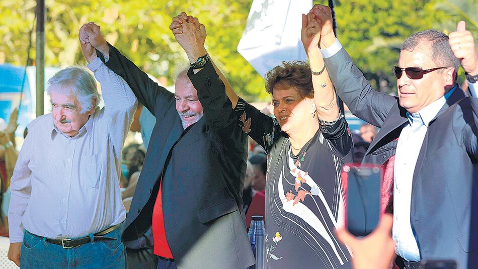 Mujica, Dilma y Correa participaron en un acto de apoyo a Lula en Santana do Livramento.