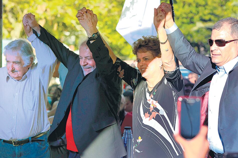 Mujica, Dilma y Correa participaron en un acto de apoyo a Lula en Santana do Livramento.