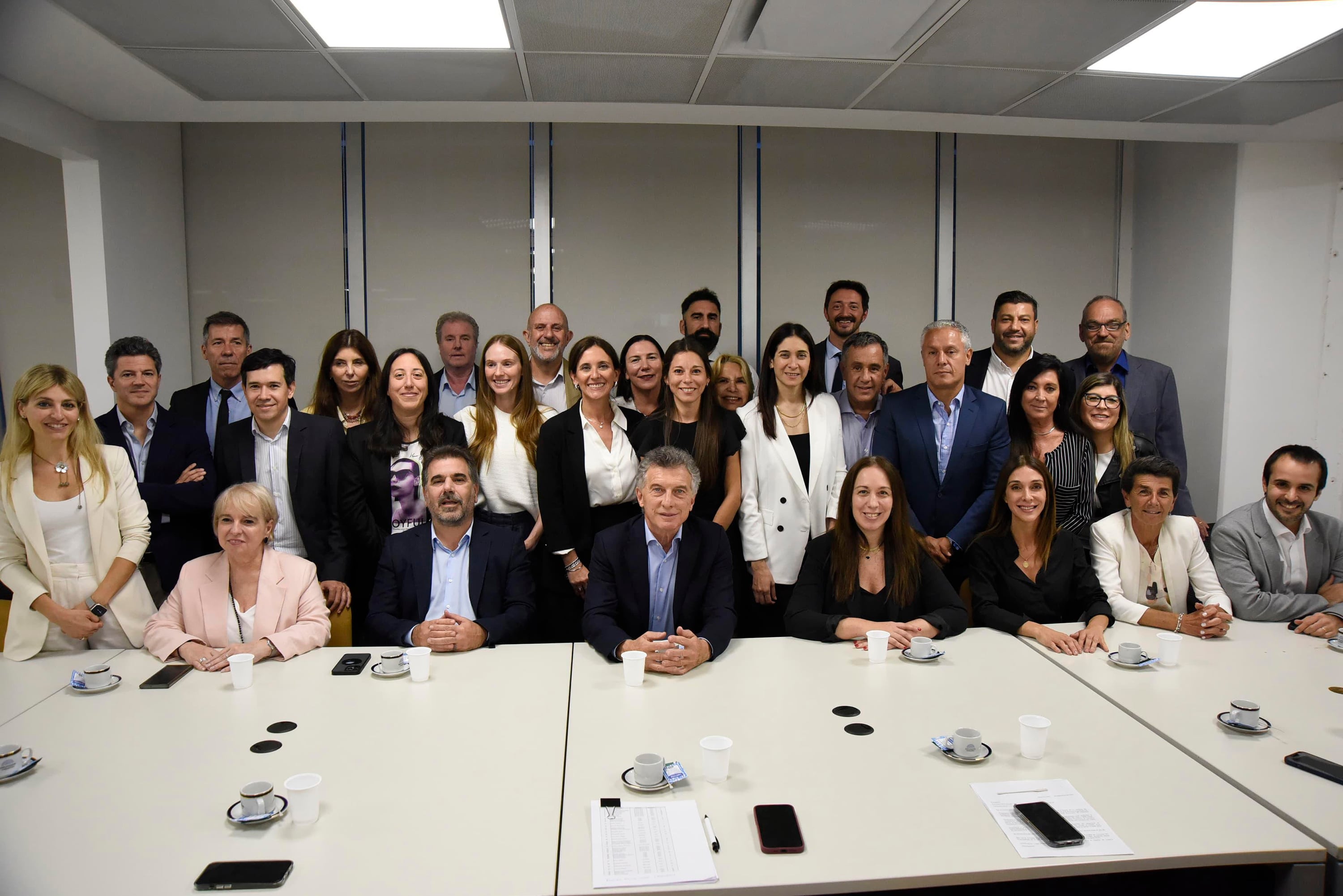 Mauricio Macri junto al bloque de Diputados del PRO. 
