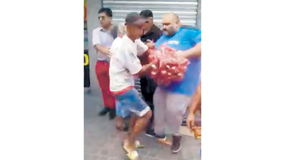 El arrebato policial de una bolsa de morrones viralizado en las redes.