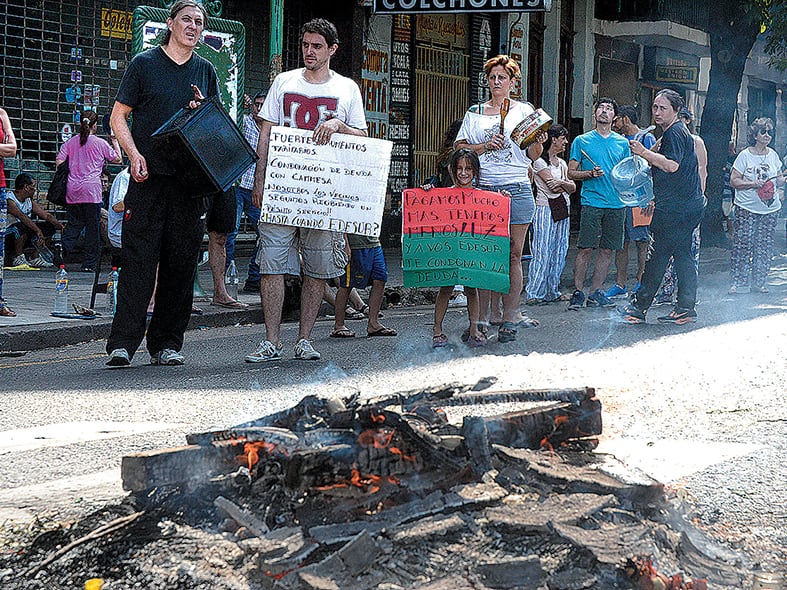En el barrio de Boedo los vecinos cortaron la calle para protestar por la falta de luz.