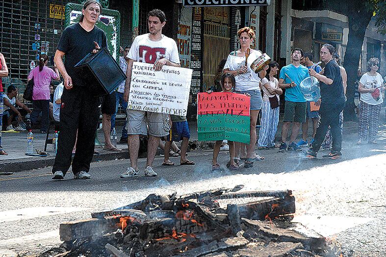 En el barrio de Boedo los vecinos cortaron la calle para protestar por la falta de luz.