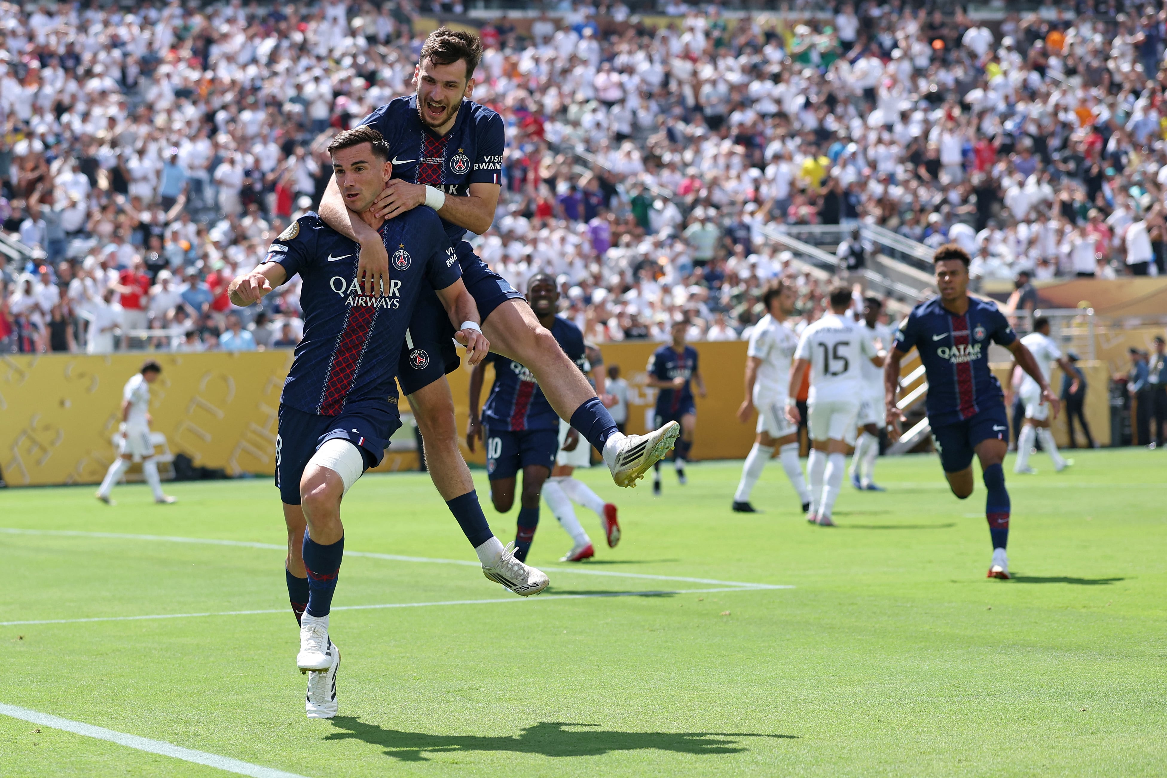 Fabián Ruiz recibe el saludo de sus compañeros por el gol
