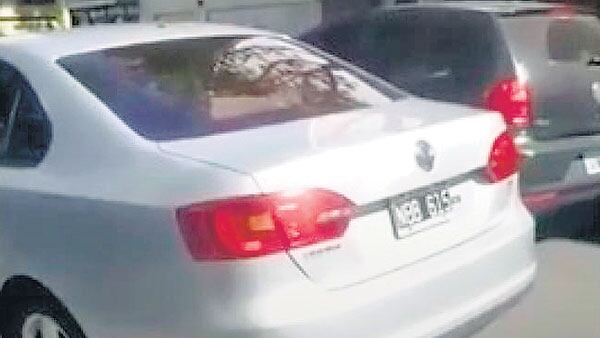 El Volkswagen gris en el que viaja el jefe de Gobierno porteño.