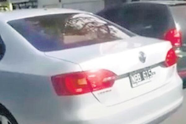 El Volkswagen gris en el que viaja el jefe de Gobierno porteño.