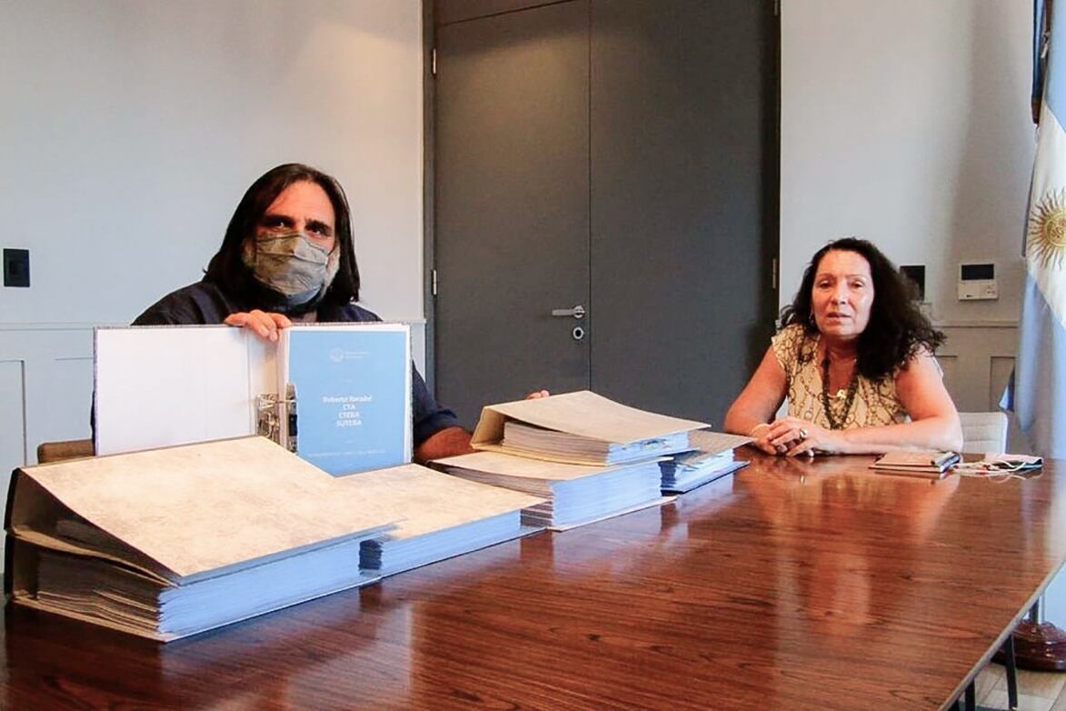 El titular del Suteba, Roberto Baradel, junto a la interventora  de la AFI, Cristina Caamaño.