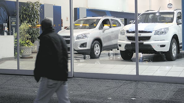 Las concesionarias oficiales acumulan stocks a la espera de compradores. Redujeron la demanda a fábricas en un 35,5 por ciento en julio.