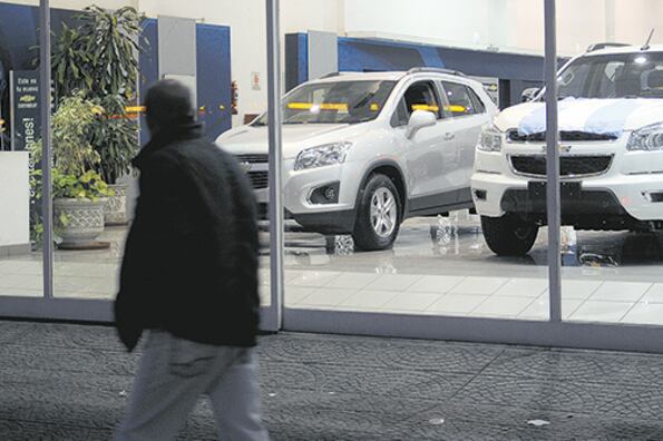 Las concesionarias oficiales acumulan stocks a la espera de compradores. Redujeron la demanda a fábricas en un 35,5 por ciento en julio.
