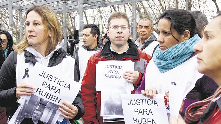Una marcha en reclamo de justicia por las muertes en la escuela 49 de Moreno.