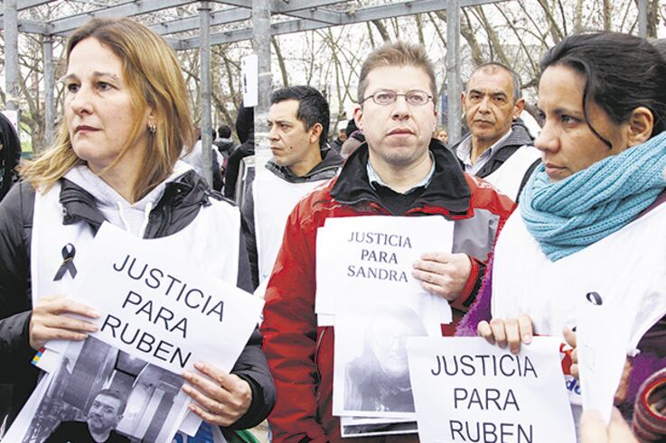 Una marcha en reclamo de justicia por las muertes en la escuela 49 de Moreno.