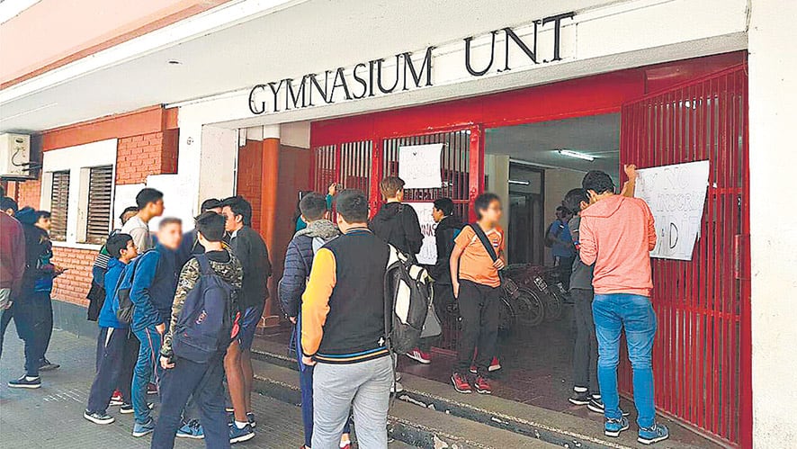 Luego de la resolución de la UNT, un grupo de alumnos tomó el colegio en protesta.