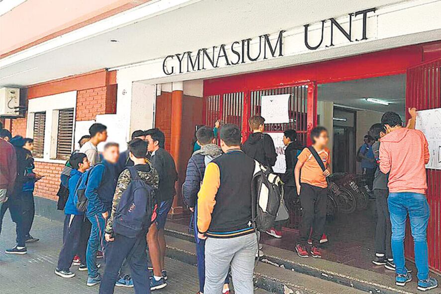 Luego de la resolución de la UNT, un grupo de alumnos tomó el colegio en protesta.