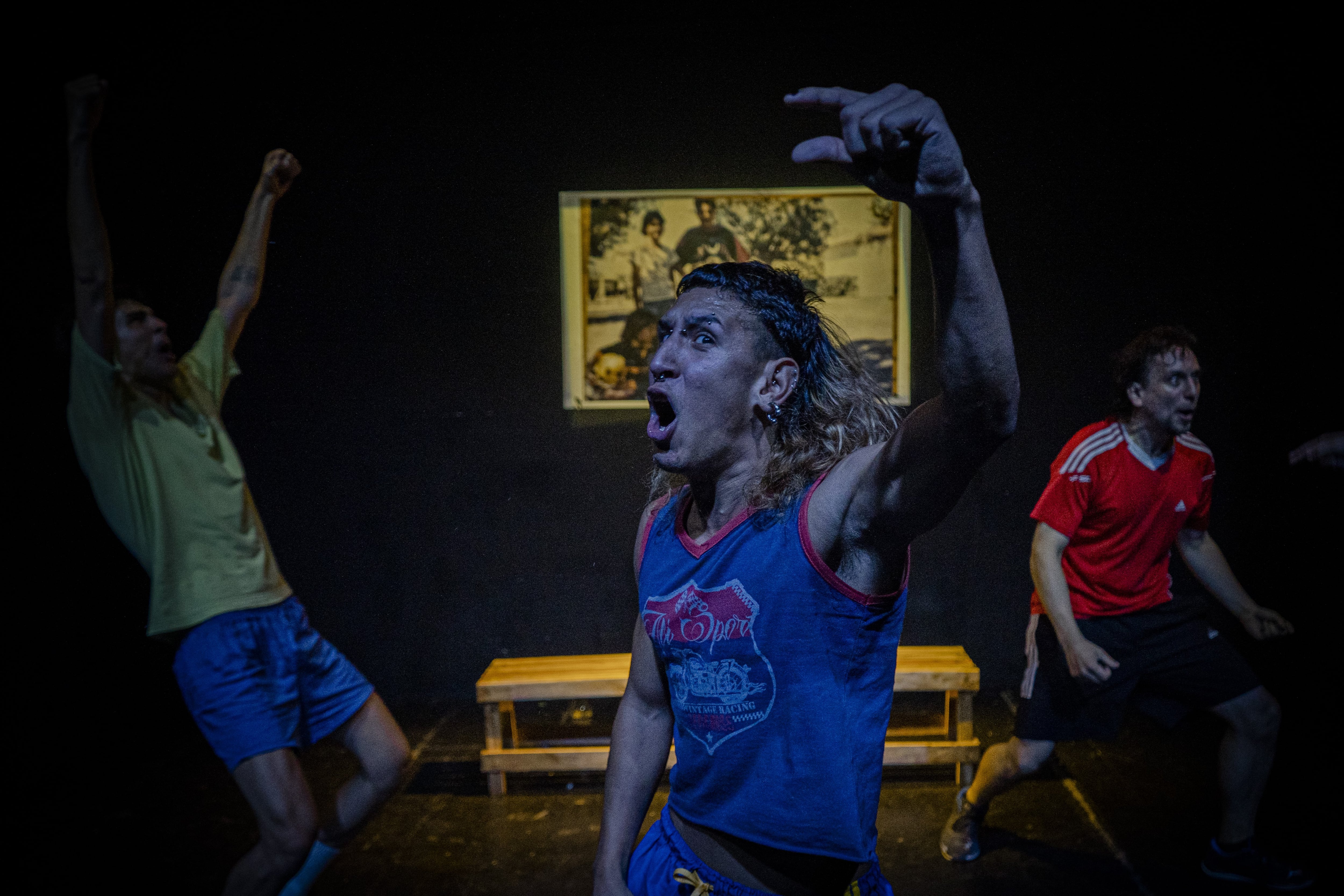 "Ojos látigo", que tiene funciones los domingos a las 18 en El Extranjero, se va armando entre canciones de rock argentino