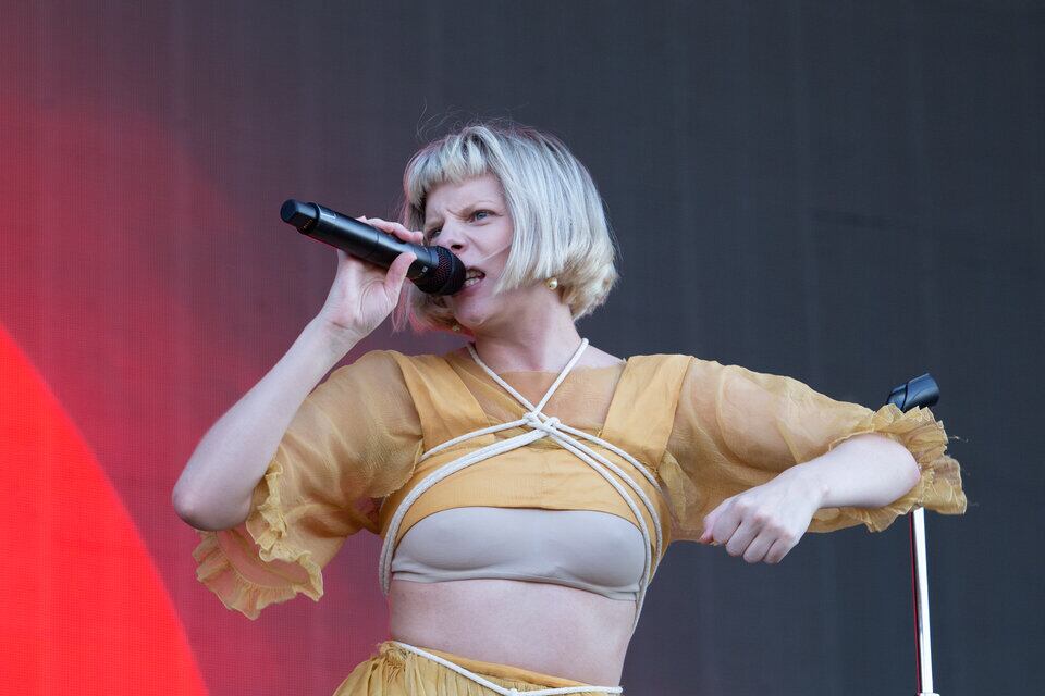 Después de su paso por Lollapalooza 2023 (foto), la cantante noruega vuelve con un show propio, este miércoles 13 en el estadio porteño