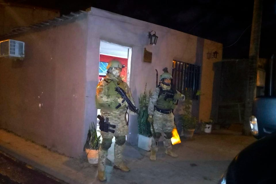 Personal de la TOE custodia uno de los inmuebles mientras era allanado.