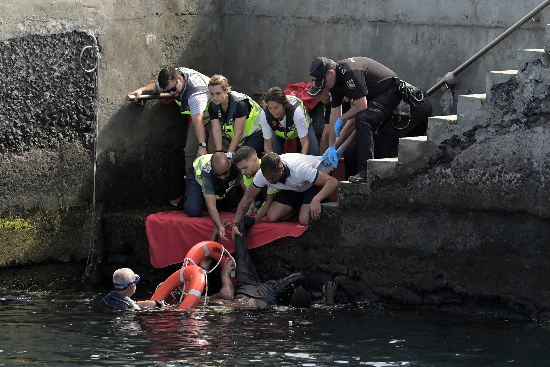 Rescate tras volcar un cayuco en el puerto de La Restinga (El Hierro) este miércoles.