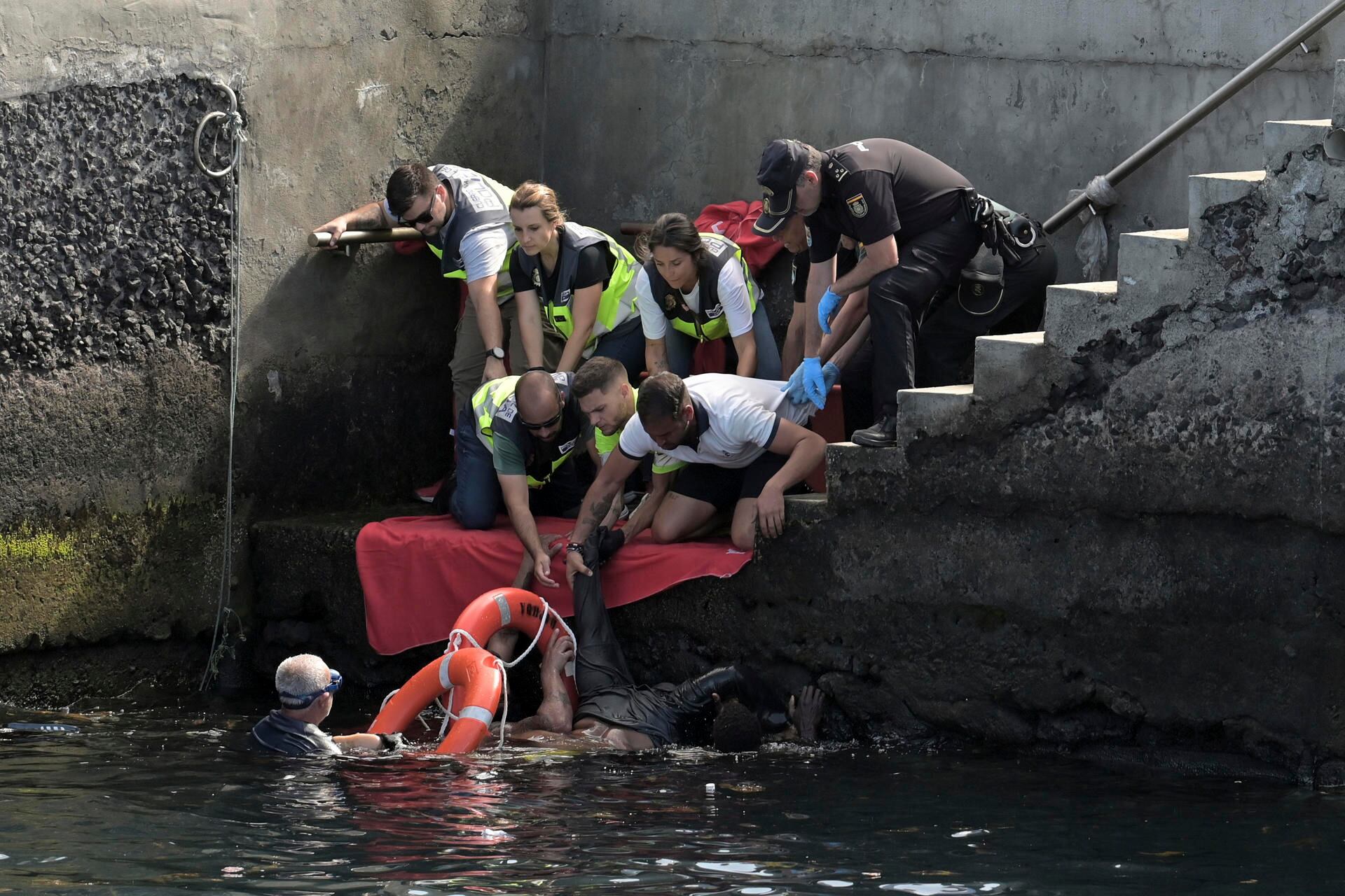 Rescate tras volcar un cayuco en el puerto de La Restinga (El Hierro) este miércoles.