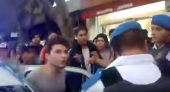 “Ya me golpearon, me pusieron contra la pared y me hicieron mierda”, gritó el adolescente.