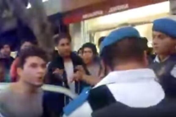 “Ya me golpearon, me pusieron contra la pared y me hicieron mierda”, gritó el adolescente.