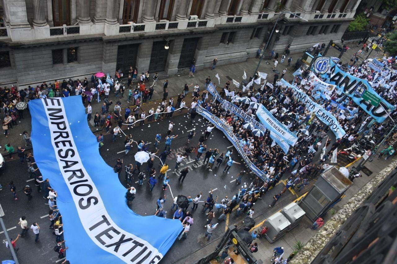 El 29 de mayo, trabajadores y empresarios textiles compartieron una marcha en reclamo por la situación del sector.