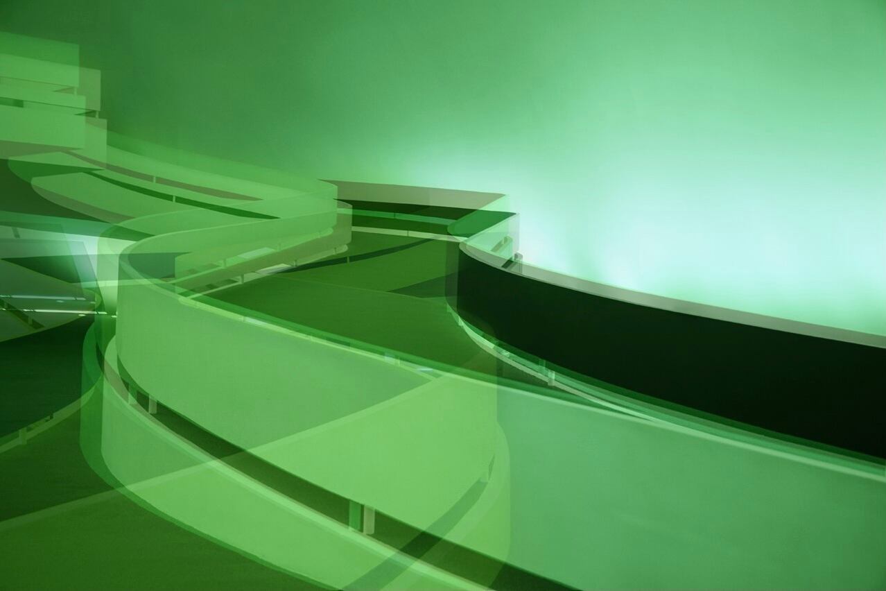 Foto de la serie "En silencio" (2013), 170 x 120 cm. Abajo: De la serie "Demasiado lleno para estar vacío" (2013), 170 x 120 cm.