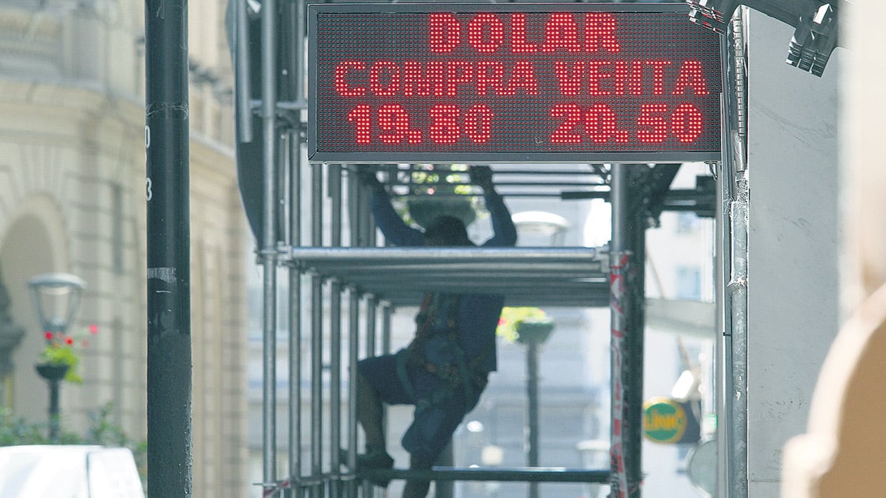 El dólar terminó la semana en 20,54 pesos, precio que no se disparó porque el Banco Central está liquidando reservas en cantidad.
