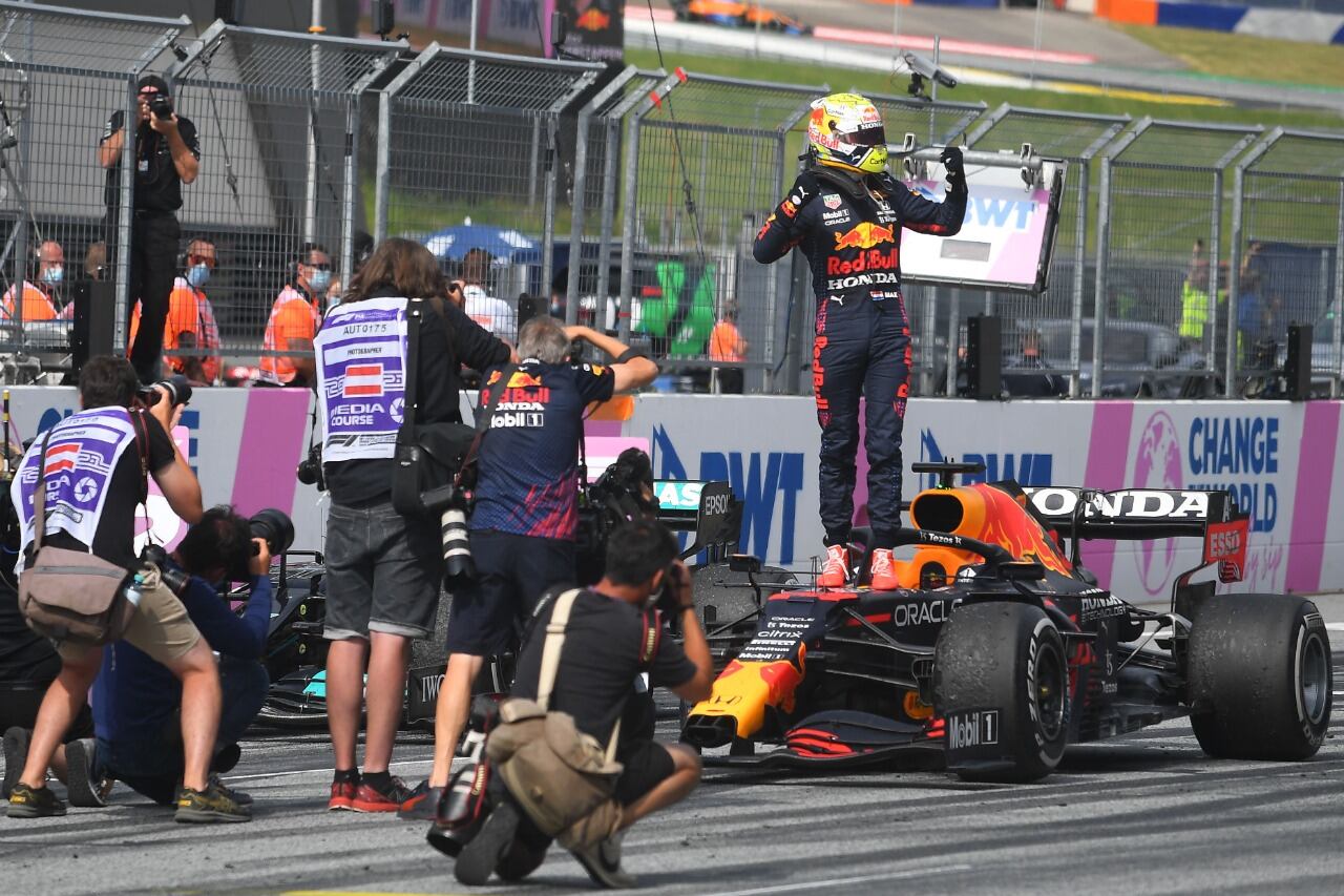 Verstappen festeja subido al Red Bull que conduce