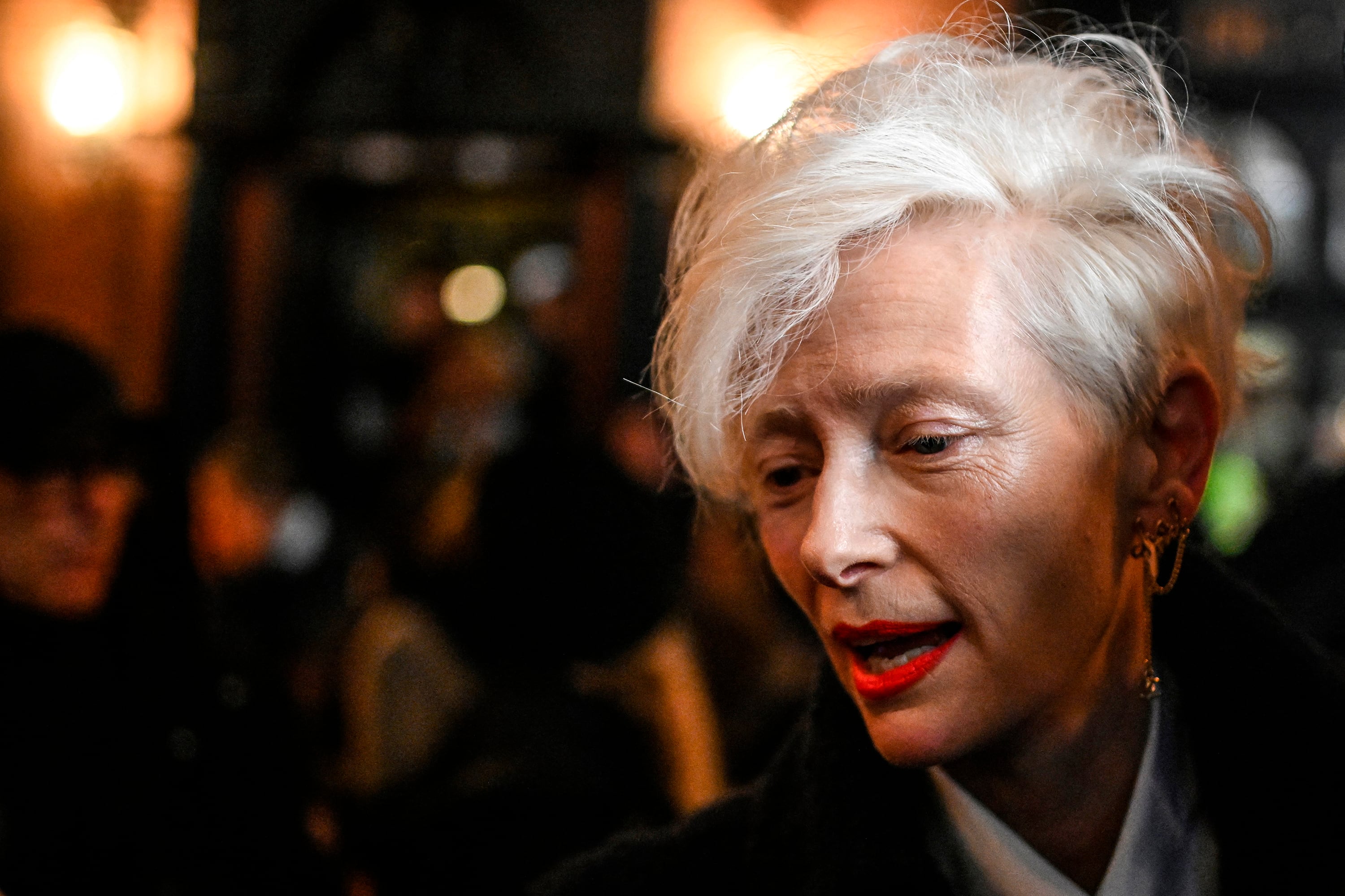 Swinton nunca tuvo redes sociales, pero le gusta leer las críticas de sus films.