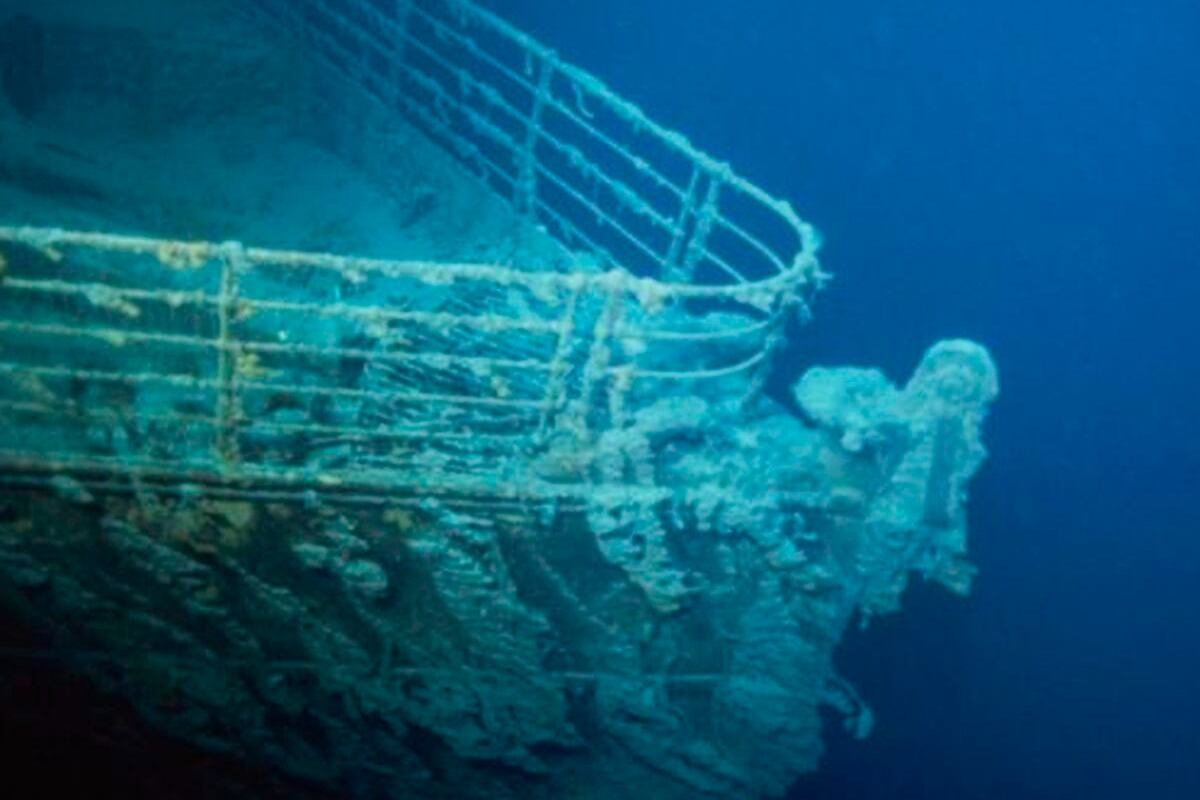 En 1985 el oceanógrafo estadounidense Robert Ballard encuentra el Titanic en el Atlántico Norte.
