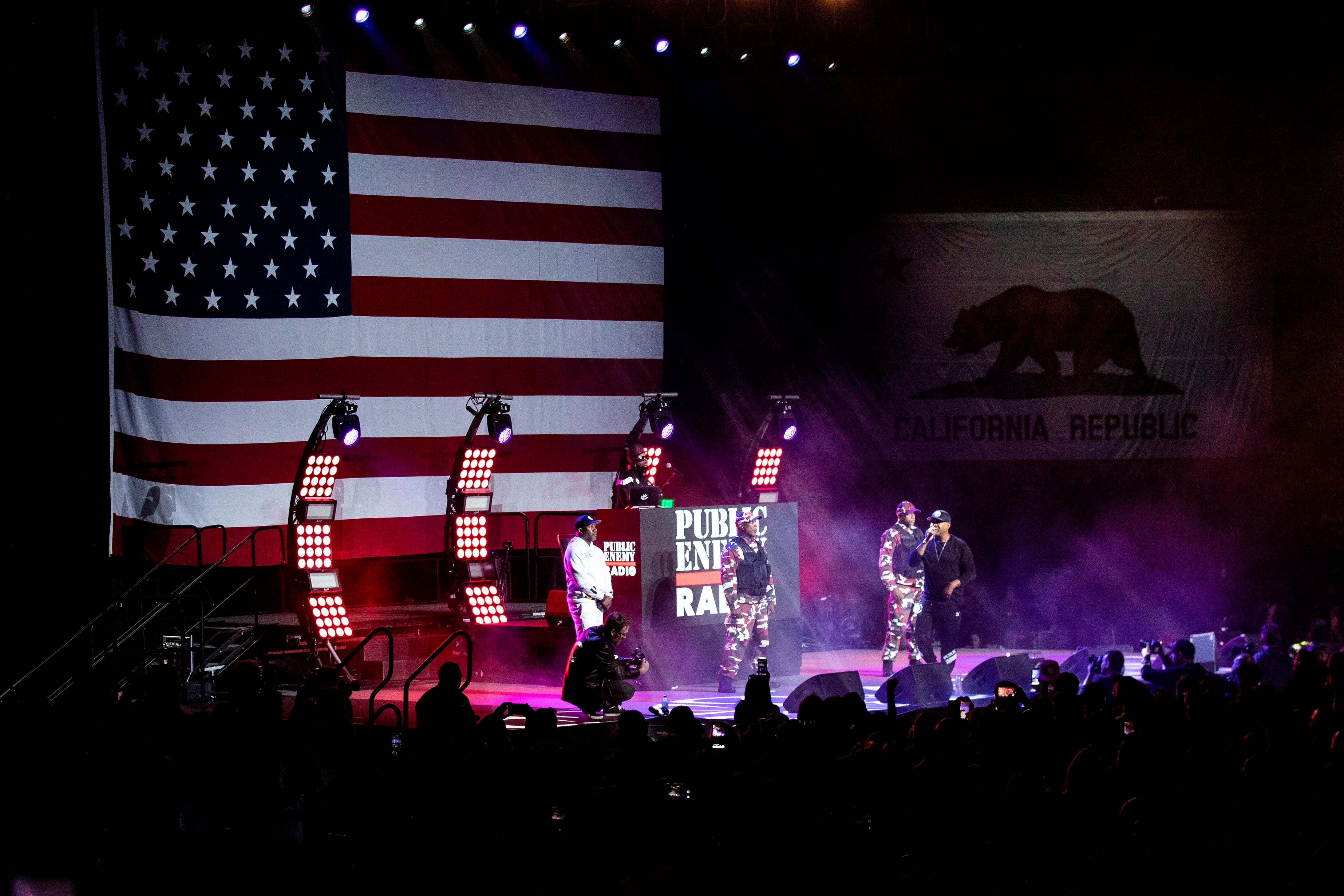 Public Enemy Radio toca en un acto de campaña de Sanders en Los Angeles.