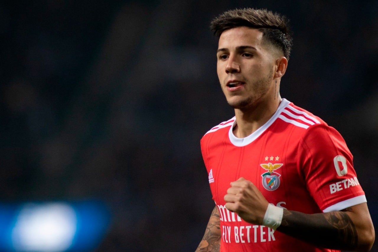 Enzo Fernández con la camiseta del Benfica, donde también juega Otamendi.