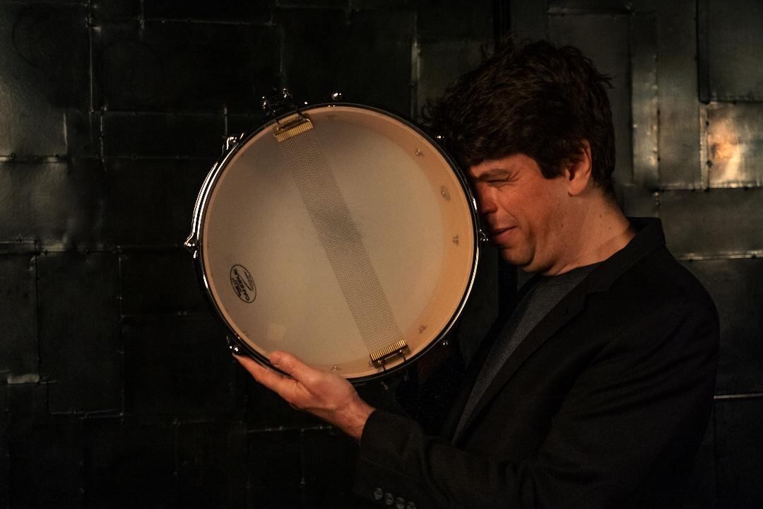 Edu Ribeiro es un músico que hace del virtuosismo y la improvisación un punto de partida para desarrollos más complejos.