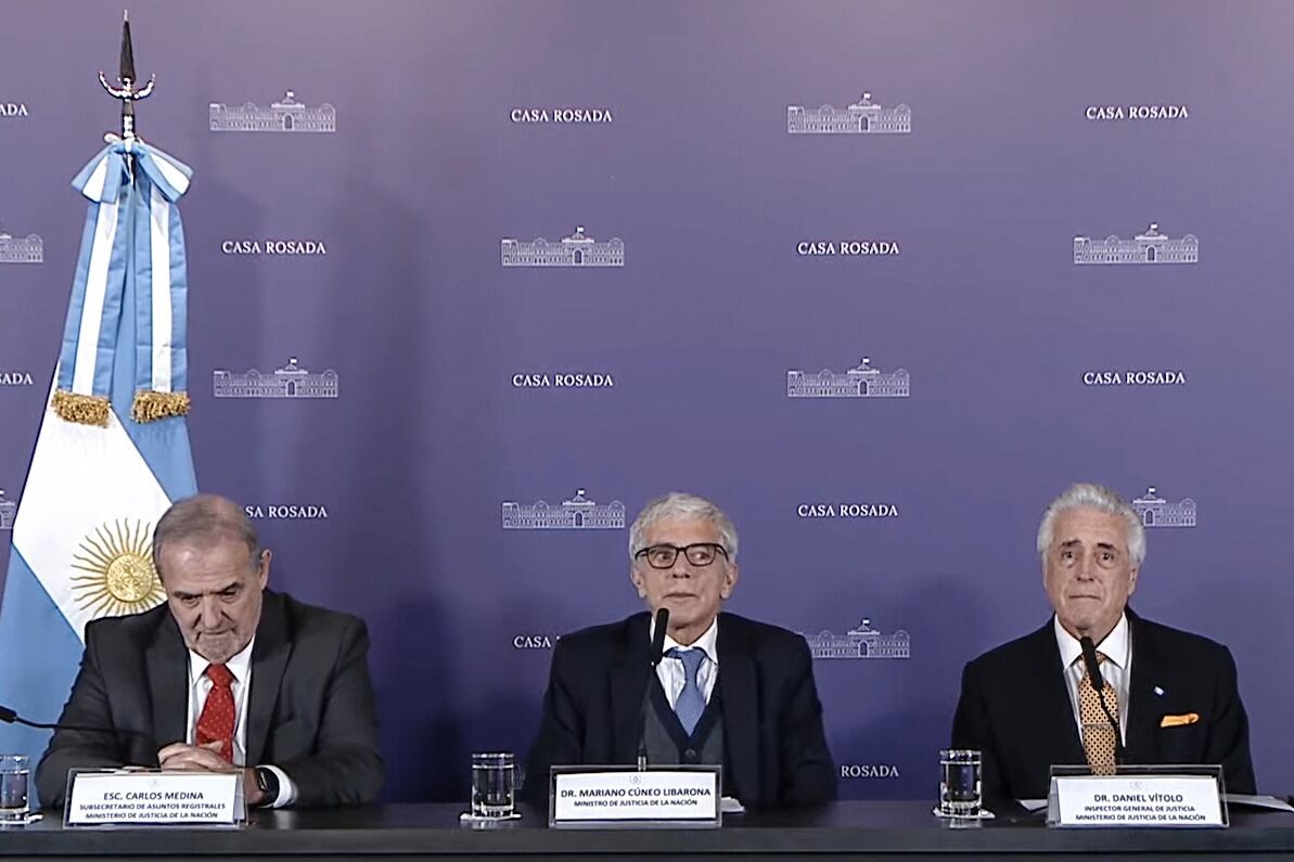 El ministro de Justicia Mariano Cúneo Libarona, junto Carlos Medina, subsecretario de asuntos registrales del Ministerio y Daniel Vítolo, el inspector general de justicia.