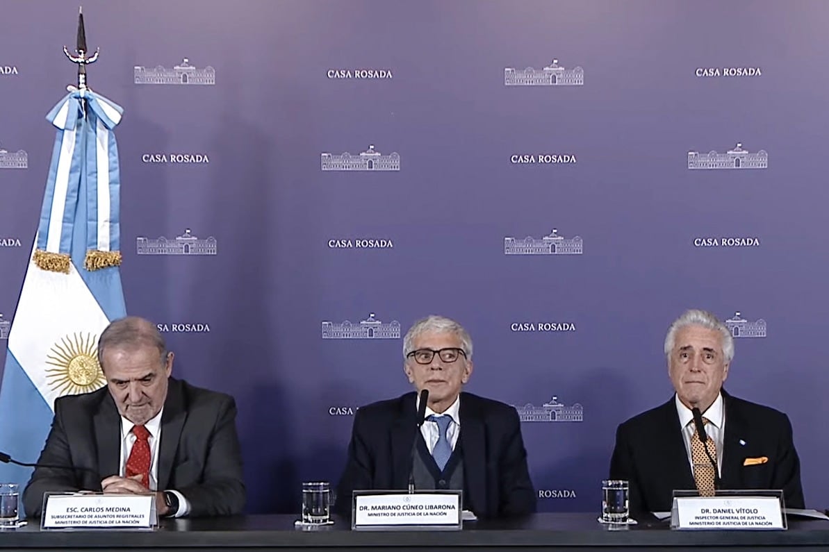El ministro de Justicia Mariano Cúneo Libarona, junto Carlos Medina, subsecretario de asuntos registrales del Ministerio y Daniel Vítolo, el inspector general de justicia.