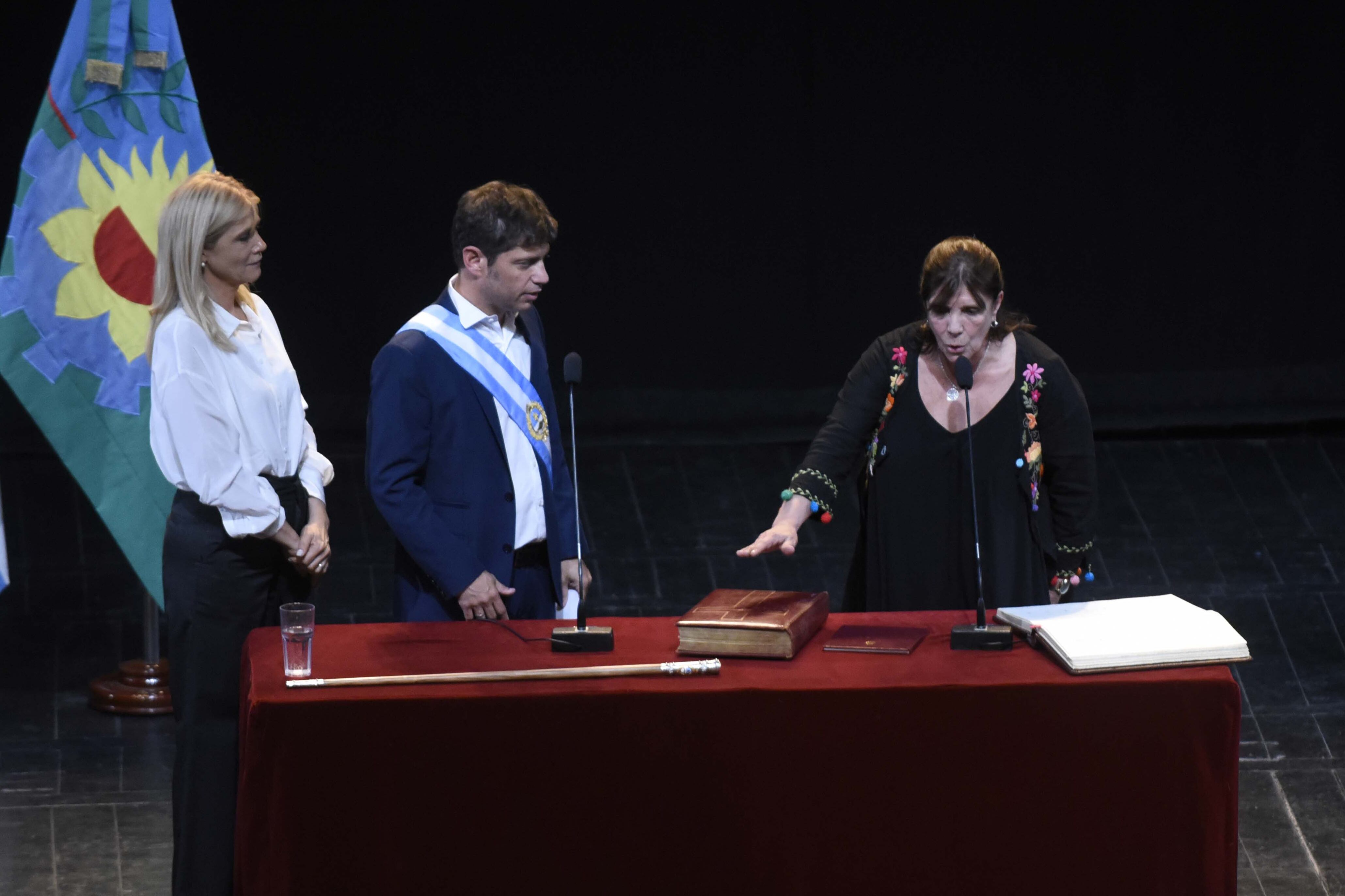 El momento de la jura de Teresa García, ministra de Gobierno y gobernadora por un día.