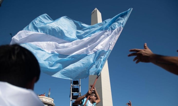 La primera bandera flameó en las barrancas de Rosario, Santa Fe, creada por Manuel Belgrano.