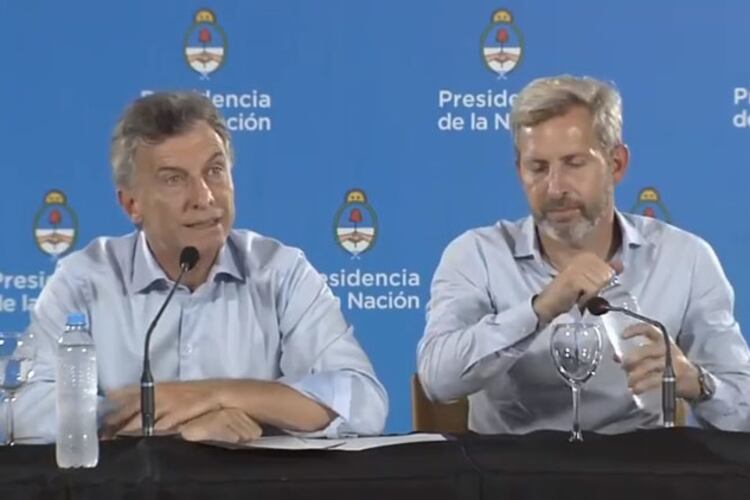 Macri junto a Rogelio Frigerio, en la conferencia de prensa en Gualeguaychú.