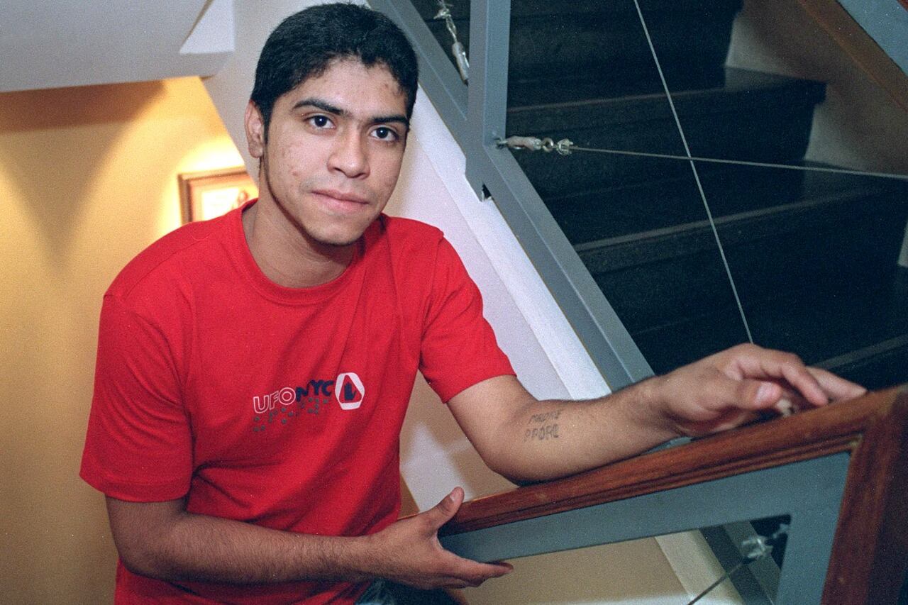 En 2002 el cantante Walter Olmos fallece a los 20 años. En un hecho poco claro, se disparó en la cabeza con un arma.